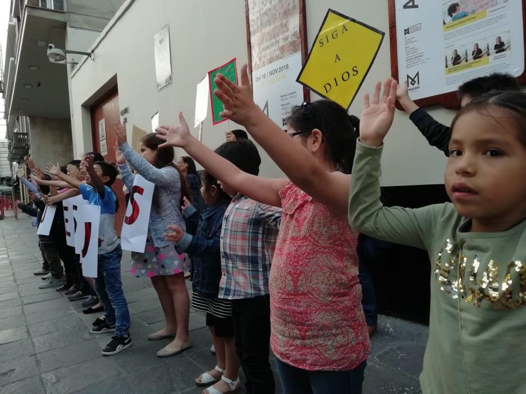 MCCAPERU's tweet photo. ¡Muy emocionante ver a los niños compartiendo a Jesús!

#MCCAPERÚ #NIÑOS #EVANGELISMO https://t.co/ilreCU2nw4
