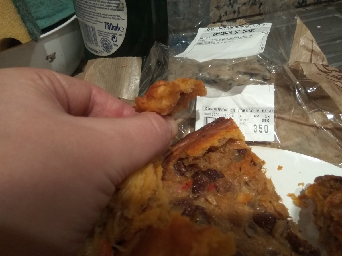 ivanperezmozos's tweet photo. @EROSKI Casi me matáis a media familia. Bacalao pasas... Mi mujer alérgica a la fruta y mi hijo al pescado https://t.co/P6Hejo3QuN