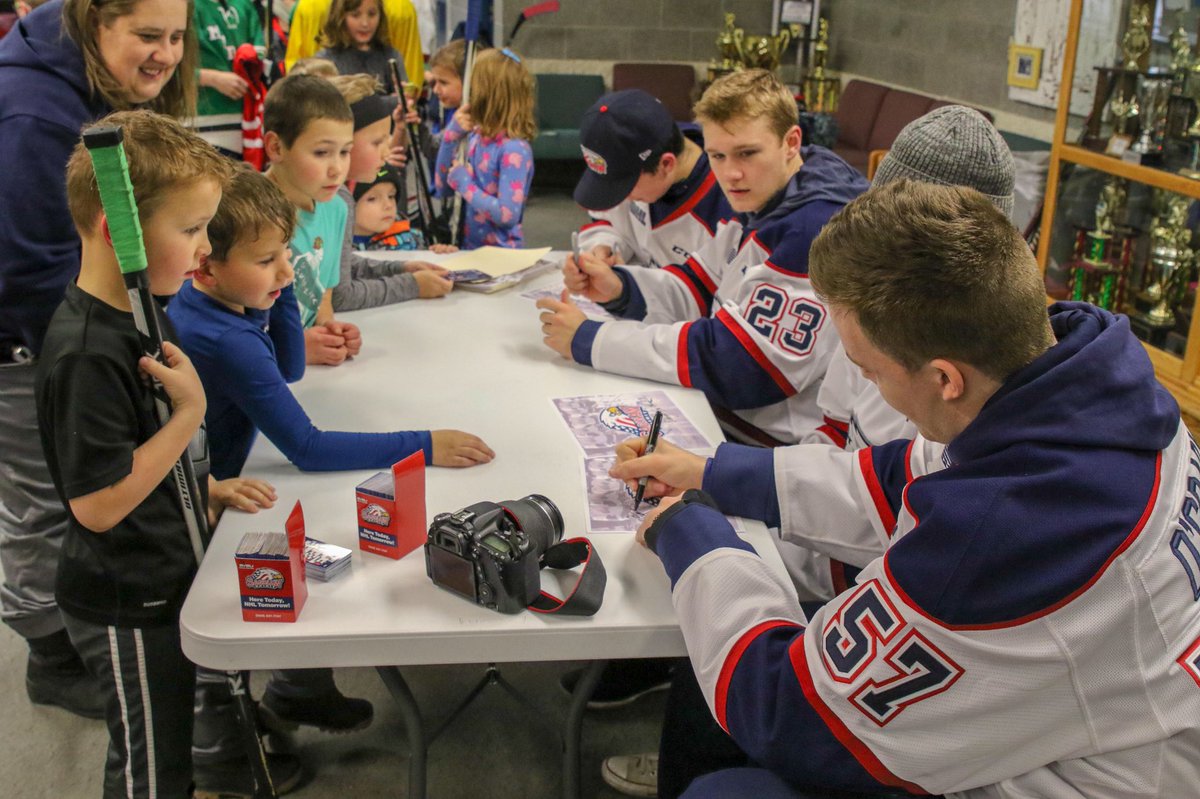 SpiritHockey's tweet photo. #SpiritInTheCommunity || Thanks for having us out for practice last night Gladwin Amateur Hockey Association! We are excited to see you out at The Dow on January 6th! https://t.co/oijzJRpbMO