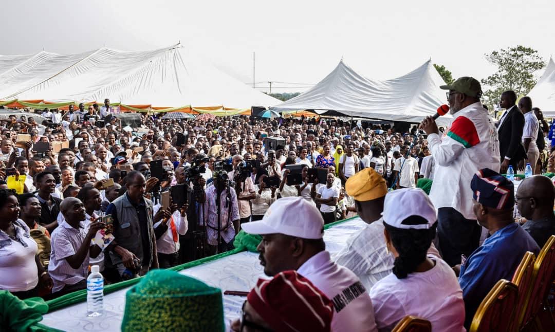 OndoAPC's tweet photo. FLASH: It was a Carnival like rally in Akure, Today, as over 16,000 members of the Federal Govt. N-power Beneficiaries declared their total support for the re-election of President @MBuhari

Governor @RotimiAkeredolu, SAN, was there to express his deepest gratitude. #NextLevel https://t.co/St9N56WmLt