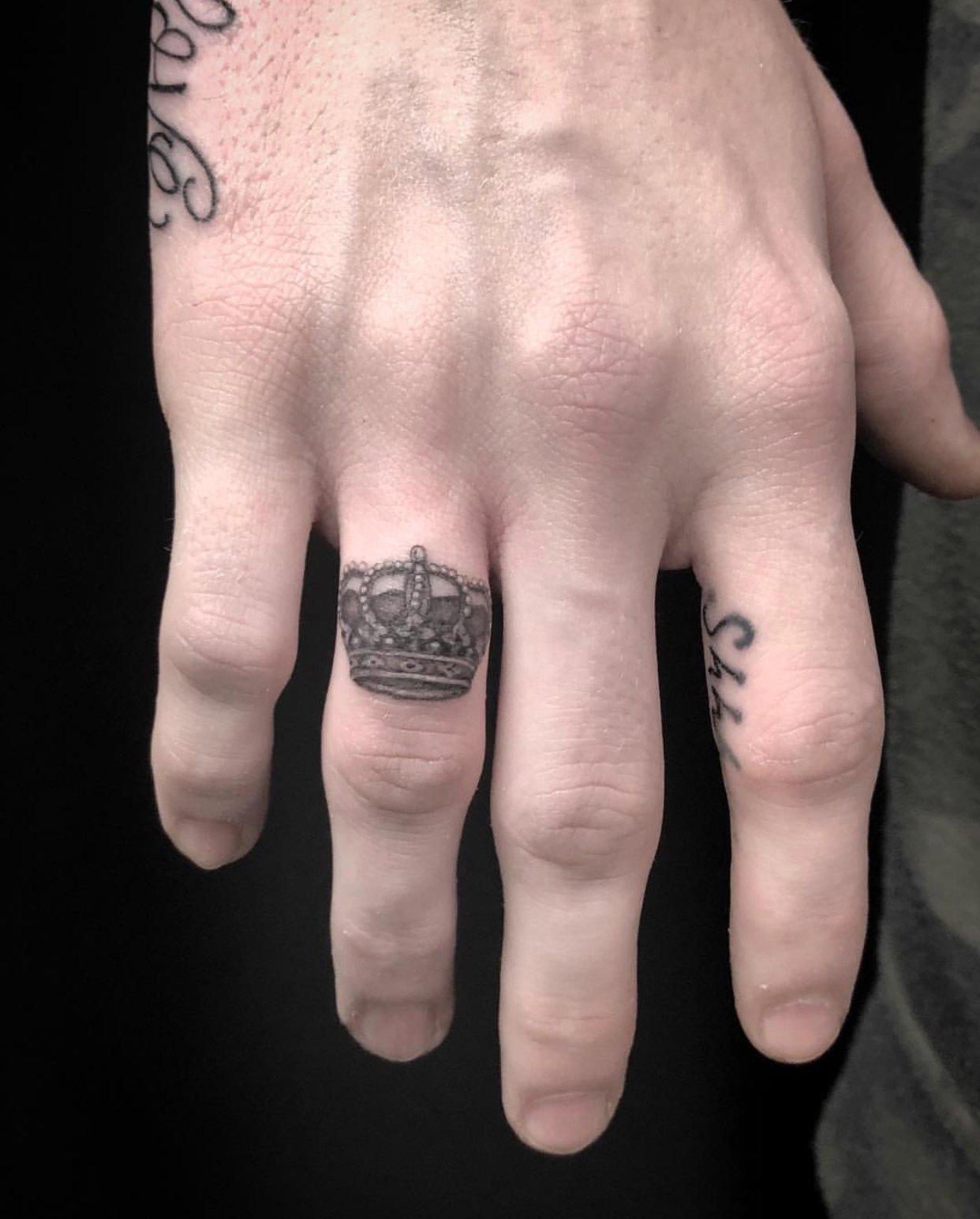 Crown Finger Tattoo - Time Lapse - YouTube