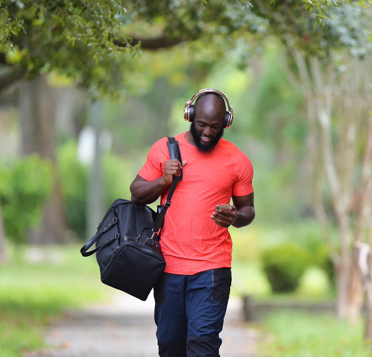 For my fans...giving away a piece from my personal <a href="/iFLYluggage/">iFLYluggage</a> X Series 7 collection #LF27InItToWinIt Enter now at the link 👉leonardfournetteofficial.com/in-it-to-win-it