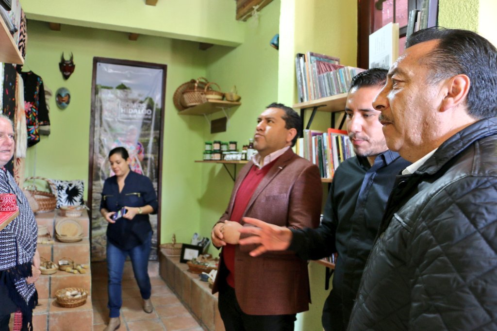 Olaff111's tweet photo. En el marco de la firma de convenio con el Pdte. Jaime Soto, aperturamos la 6° Tienda Cultural @Somos_Hidalgo a un costado del remodelado #CCRealdelMonte. Gracias al apoyo del Gob. @omarfayad seguimos impulsando el trabajo de nuestros creadores hidalguenses.
¡Enhorabuena! https://t.co/7hf5G2Od6i