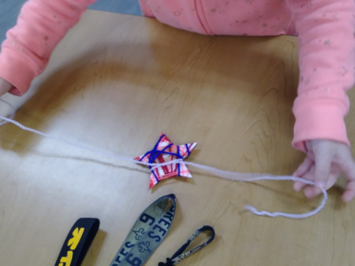 fmteducare's tweet photo. ⭐️Morning Educare friends made yarn-wrapped stars ❤️⭐️#GreatWayToStartTheDay #WeMadeThis #TisTheSeason #CanNeverHaveTooManyOrnaments #ThanksMsEmily https://t.co/wmCldV4ggw