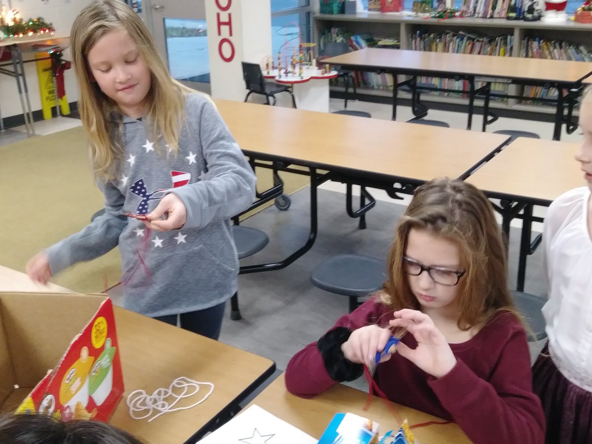 fmteducare's tweet photo. ⭐️Morning Educare friends made yarn-wrapped stars ❤️⭐️#GreatWayToStartTheDay #WeMadeThis #TisTheSeason #CanNeverHaveTooManyOrnaments #ThanksMsEmily https://t.co/wmCldV4ggw