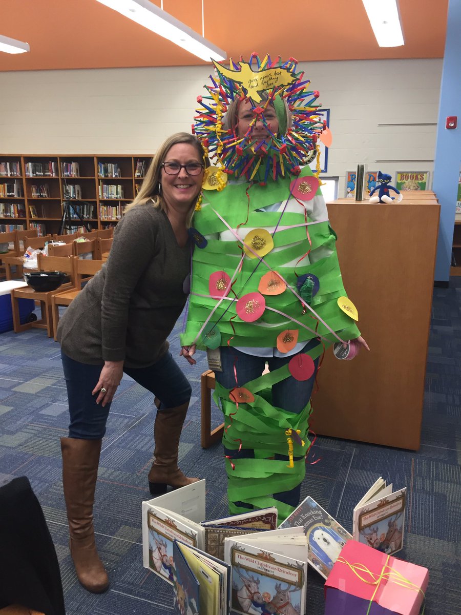 ashleyerb619's tweet photo. #wuesholidayfun @nikkimyers94 makes the best Christmas tree not to mention WUES 2019 TA of the Year @WesternUnionES @MsAndersonUCPS https://t.co/MioYKFGnWh