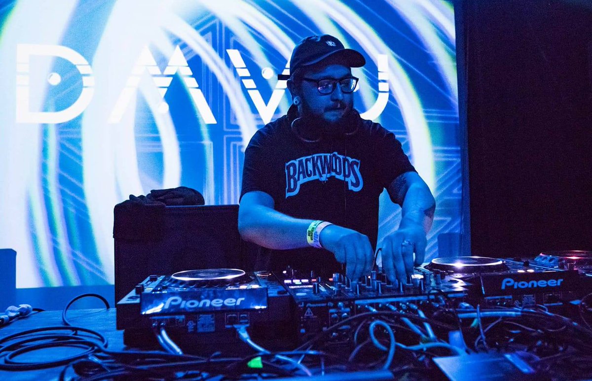 Silver_Wrapper's tweet image. We 'bout to get lit up at @ChopShopChi this Friday when @DMVUofficial &amp;amp; @OfTheTrees pull up 🚘

Tickets &amp;amp; Info :: bit.ly/DMVUOTT_1207 • #DMVU #OfTheTrees #Chicago