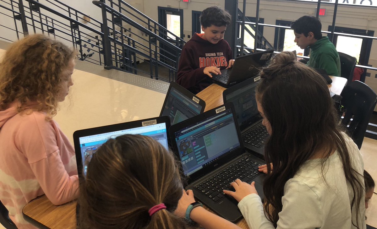MrsMcManus_OES's tweet photo. Miss Brown’s class participated in #HourOfCode today! 💻 #ComputerScienceEducationWeek #FutureProgramers https://t.co/hdUeLJKvyS