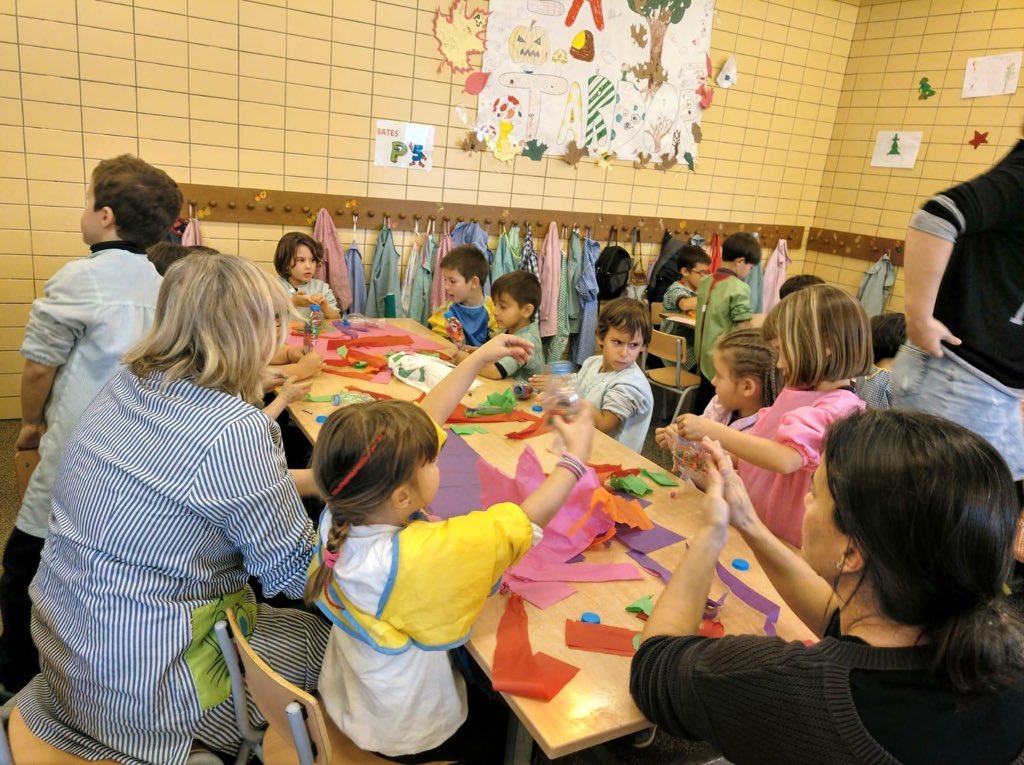 Escola_Agulla's tweet photo. Els peixos decorem el passadís amb la col.laboració de les famílies. Gràcies per la vostra participació. #decoremlescola #aprenemjunts https://t.co/YZwDpVRmBT