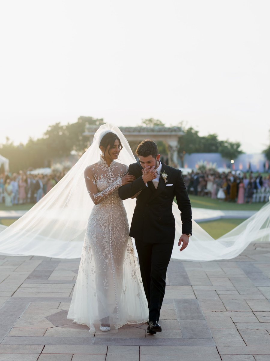 badeverythings's tweet photo. Priyanka Chopra and Nick Jonas 💍 https://t.co/pr2HG7LVKZ