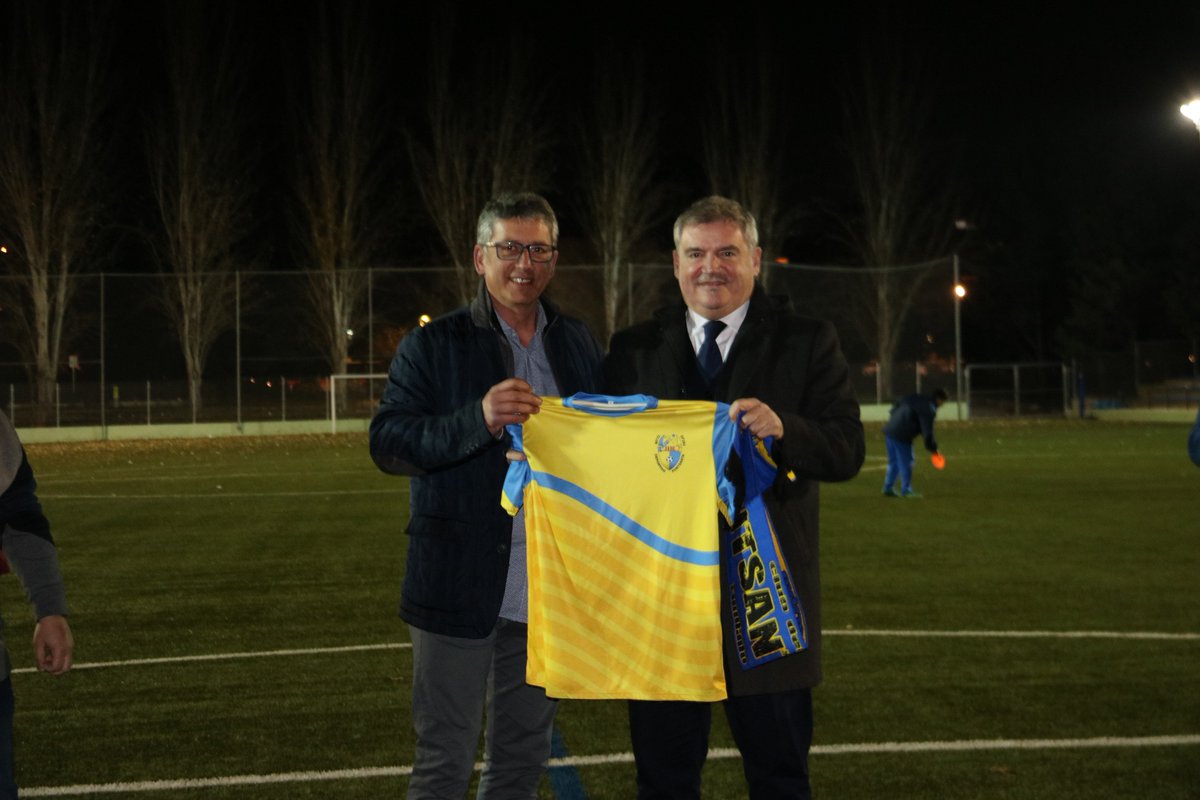 CLUB | El presidente Manuel Vizcaíno, acompañado por Jorge Cobo y Martín José García Marichal, han participado en el homenaje al <a href="/CDFF1977/">CD Fontsanta Fatjó</a>, nuestro hermano pequeño en Cataluña, que adoptó nuestros colores hace 41 años.