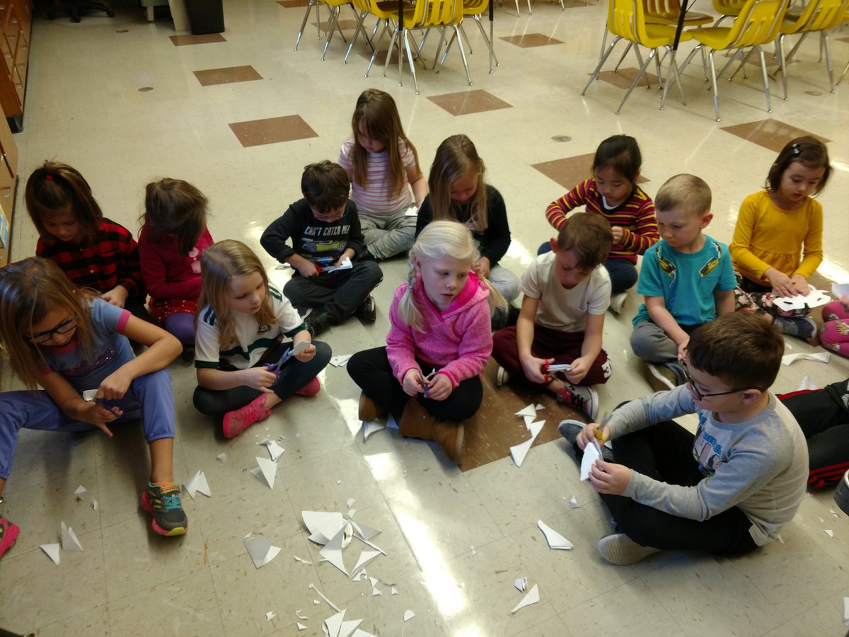 Kindergarten students in @JamiKupper class did an awesome job learning how to cut snowflakes this morning! #wlcardpride