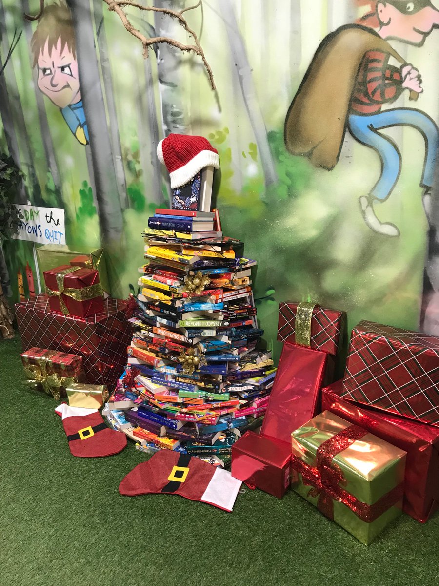 Fulbridge_Lit's tweet photo. It’s beginning to look a lot like Christmas in the Book Nook! #reading #literacy #fulbridgereads #christmasiscoming #christmas https://t.co/1CTwnjgPVk