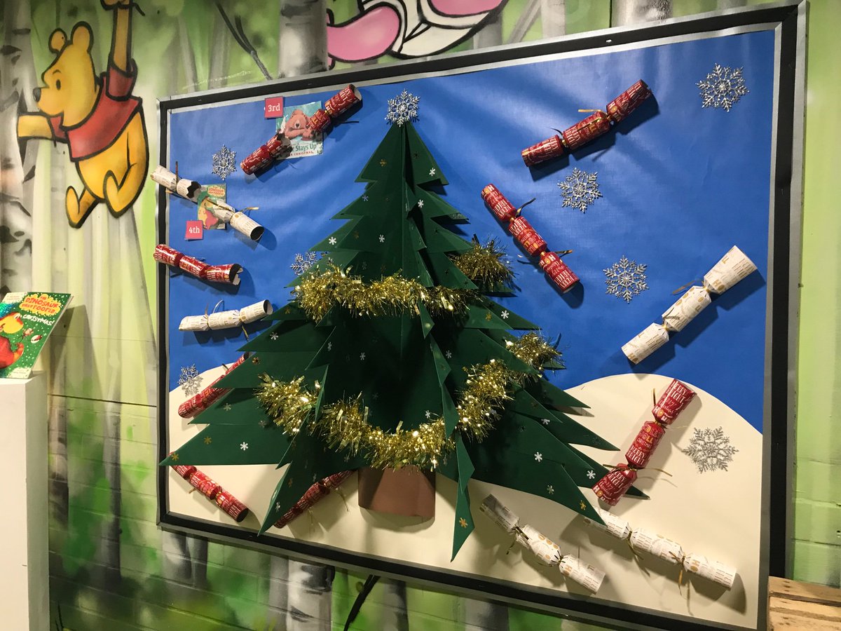 Fulbridge_Lit's tweet photo. It’s beginning to look a lot like Christmas in the Book Nook! #reading #literacy #fulbridgereads #christmasiscoming #christmas https://t.co/1CTwnjgPVk