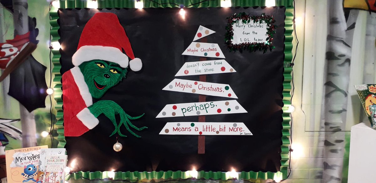 Fulbridge_Lit's tweet photo. It’s beginning to look a lot like Christmas in the Book Nook! #reading #literacy #fulbridgereads #christmasiscoming #christmas https://t.co/1CTwnjgPVk