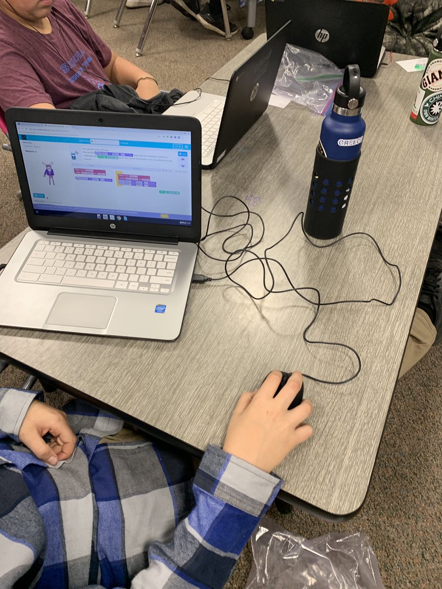 CoffeeBean016's tweet photo. #HourOfCode in #RO52 - students are having a dance party!!! #VisaliaEdTech #cvtechtalk #cvcue https://t.co/W1rSB9urVh