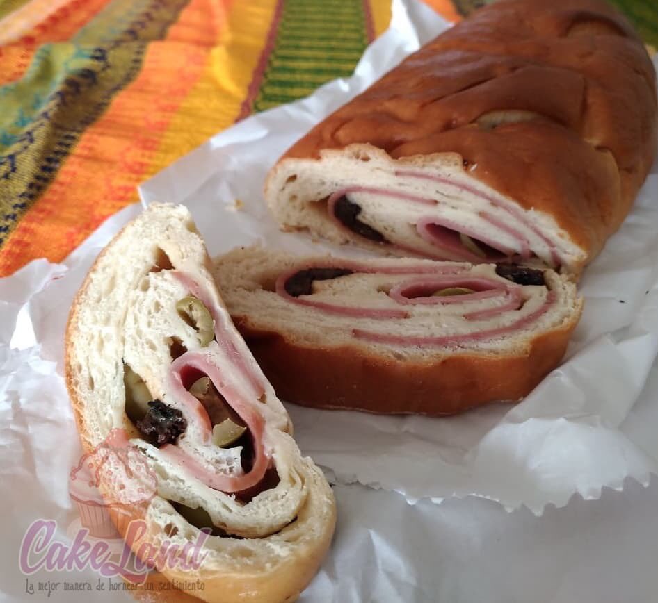 CakelandCol's tweet photo. Llegó diciembre y también nuestro tradicional pan de jamón. Si deseas hacer tu pedido para las próximas fiestas de navidad o Año Nuevo, contáctanos a través de alguna de nuestras opciones del perfil. 
#panjamon #pandejamon #venezuela #pan #artesanal  #cakeland #cali https://t.co/dkAl7XSYkb