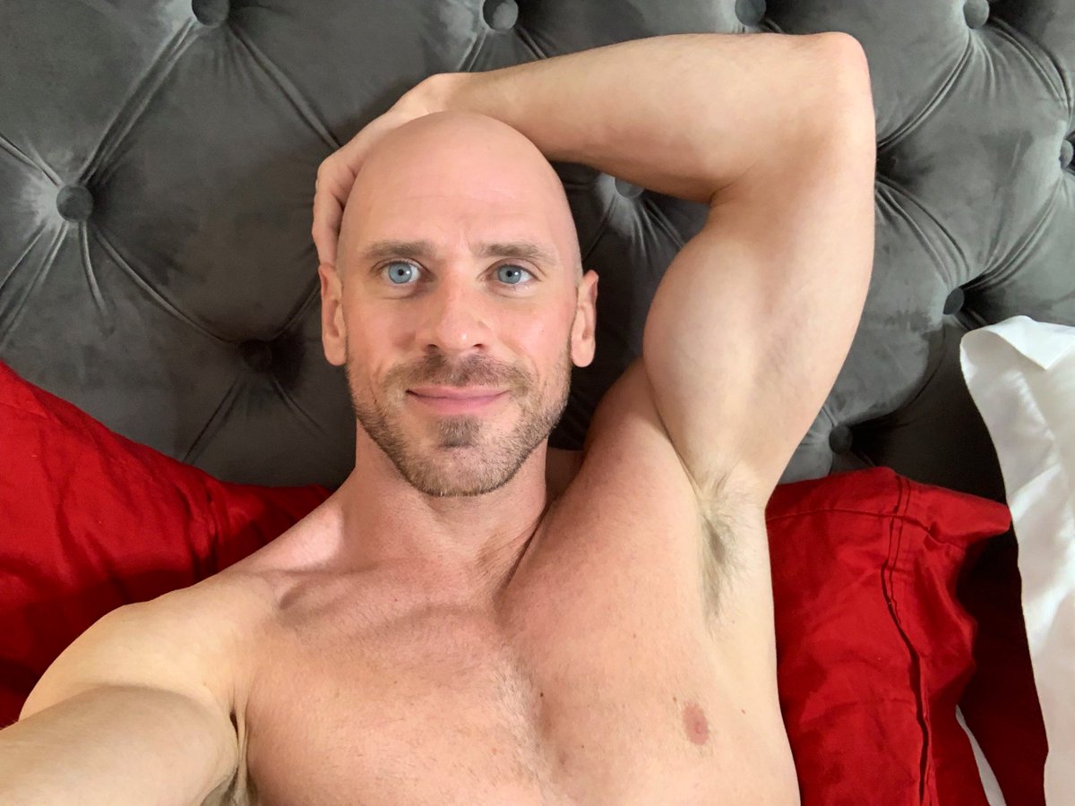 JohnnySins's tweet photo. Get to know me https://t.co/EuUuGJprPk now only $4.99/month 💦 https://t.co/N06qaY5nw4