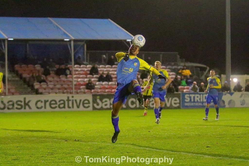📸 | <a href="/Hylton_24/">Jermaine Hylton</a> can’t quite reach a ball in as it drifts just over his head. 💛💙 #SMFC
