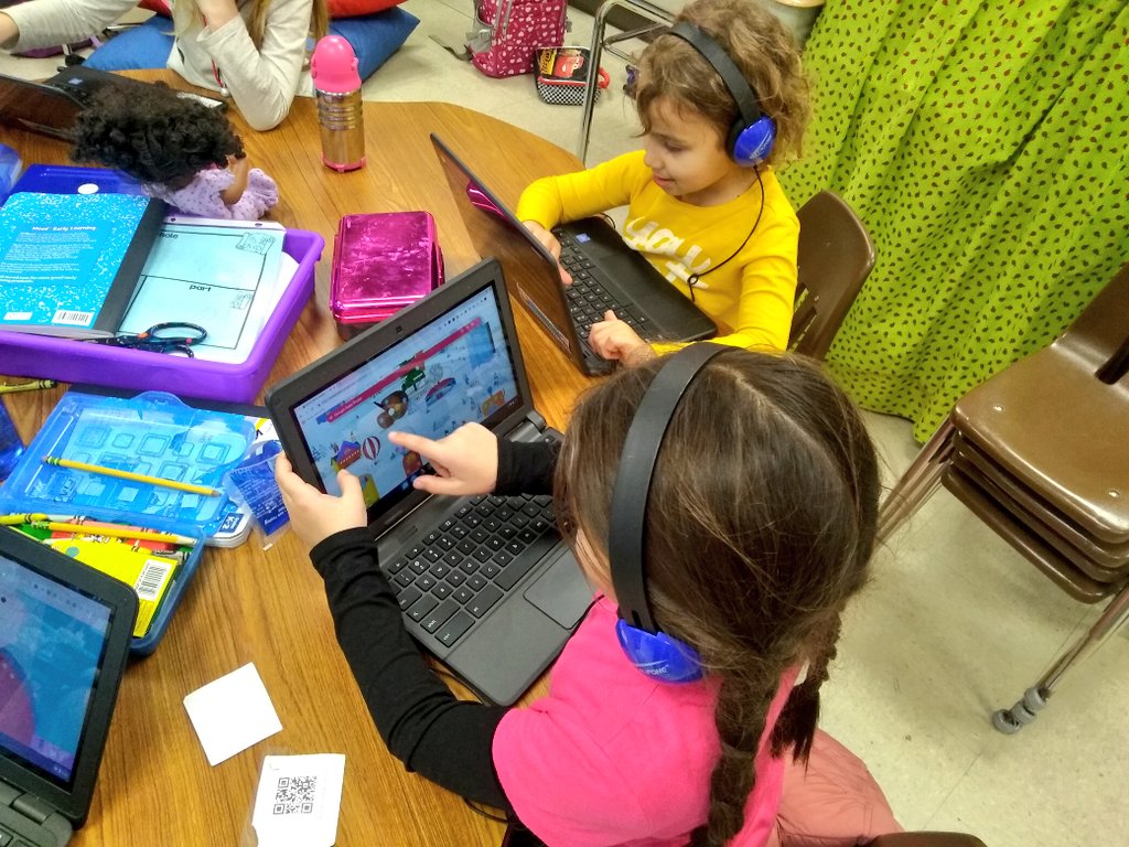 park_ave_stem's tweet photo. 1st graders in @DonnaBerghahn's class practiced their #coding skills on Google's Elf #CodeBoogie game ❄️🕺 #parkavepride https://t.co/ZcORuJjk9x