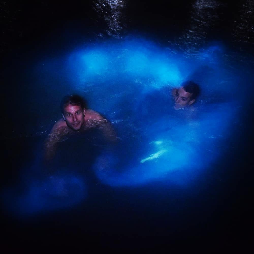 El agua de la Laguna Luminosa en Montego Bay, #Jamaica, está habitada por unos organismos microscópicos que brillan con el movimiento. Vente a  conocer uno de los lugares más mágicos de Jamaica con @evelopair
<a href="/VisitJamaicaES/">Visit Jamaica ES</a> <a href="/RiuHoteles/">RIU Hotels & Resorts</a>
<a href="/SergatMedia/">Sergat</a> <a href="/_trazers_/">Trazers</a>