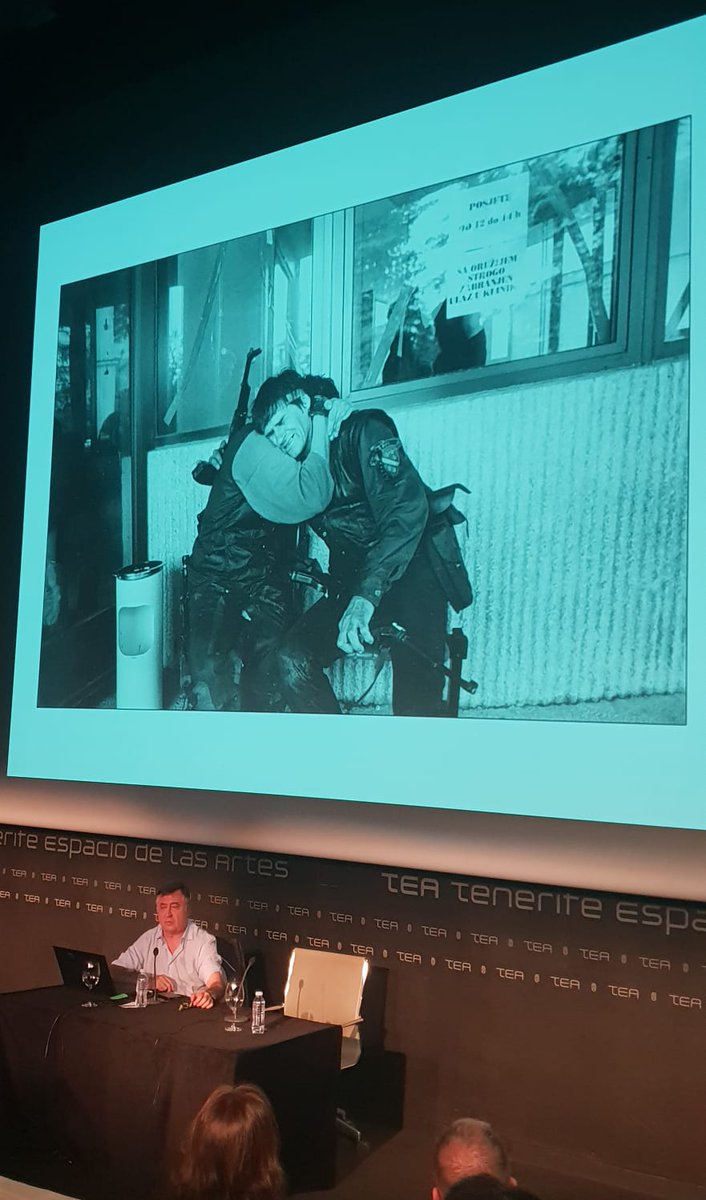 AccionExterior's tweet photo. En la conferencia 'La #dignidad es lo que importa’ @gervasanchez acompañado de sus fotografías, recuerda los proyectos ‘Vidas minadas’ y ‘Desaparecidos’ y los dramas que han dejado las guerras de Ruanda Bosnia o Afganistán. #accionexterior @CabildoTenerife https://t.co/6D5kcZ5fWU