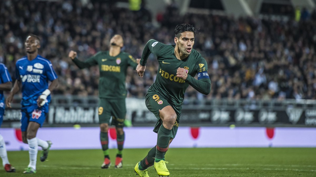 Falcao corre para celebrar uno de sus goles.