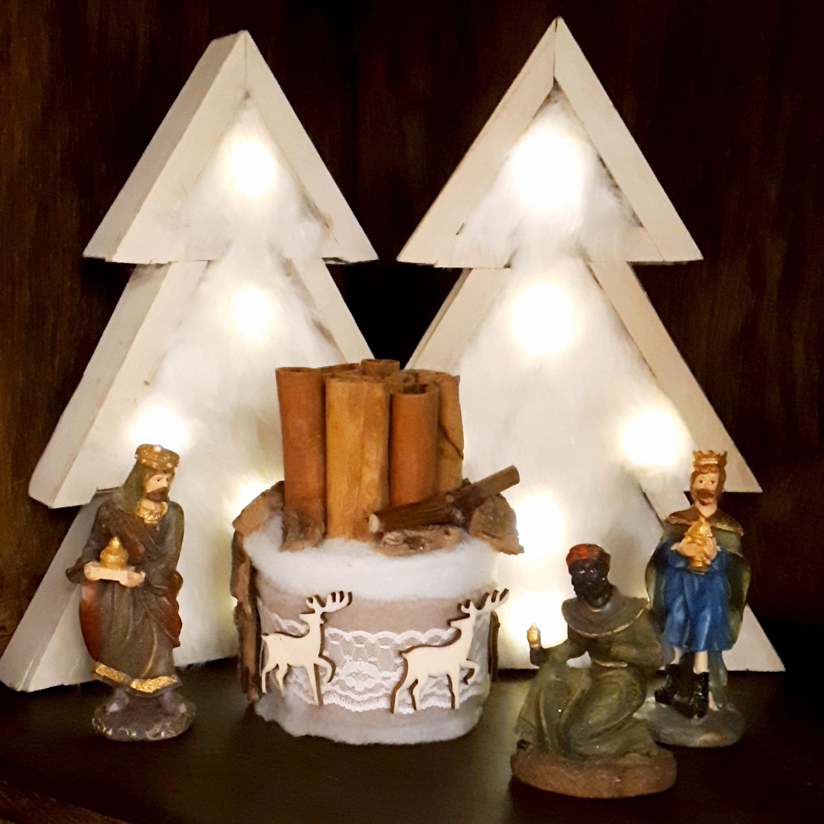 elfensturz's tweet photo. Bastelzeit!!!
Hatte noch Zimtstangen übrig und hab dann ein Zimtgesteck daraus gebastelt.
#zimt #decoration #Dekoration #deko #hirsch #spitze #gesteck #zimtstangen #weihnachtsdekoration #winterdecoration #winterzeit #weihnachtszeit #christmasiscoming #landhausdekoration https://t.co/dt1rCXRnzS