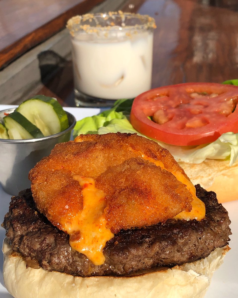 urbanstack's tweet image. Drooling over this oozing Fried Pimento Cheeseburger 🤤 it’ll be available for the month of December! We’ve also got a fun new seasonal drink - the Fools Russian made with Jim Beam Vanilla, Kahlua &amp;amp; heavy cream #pimentocheese