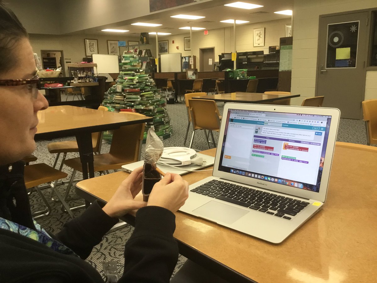 awgtis's tweet image. Snacks and coding with Ms. Pike to end the day,@LHSWildcatsLex1 #lexgocats #hourofcode2018