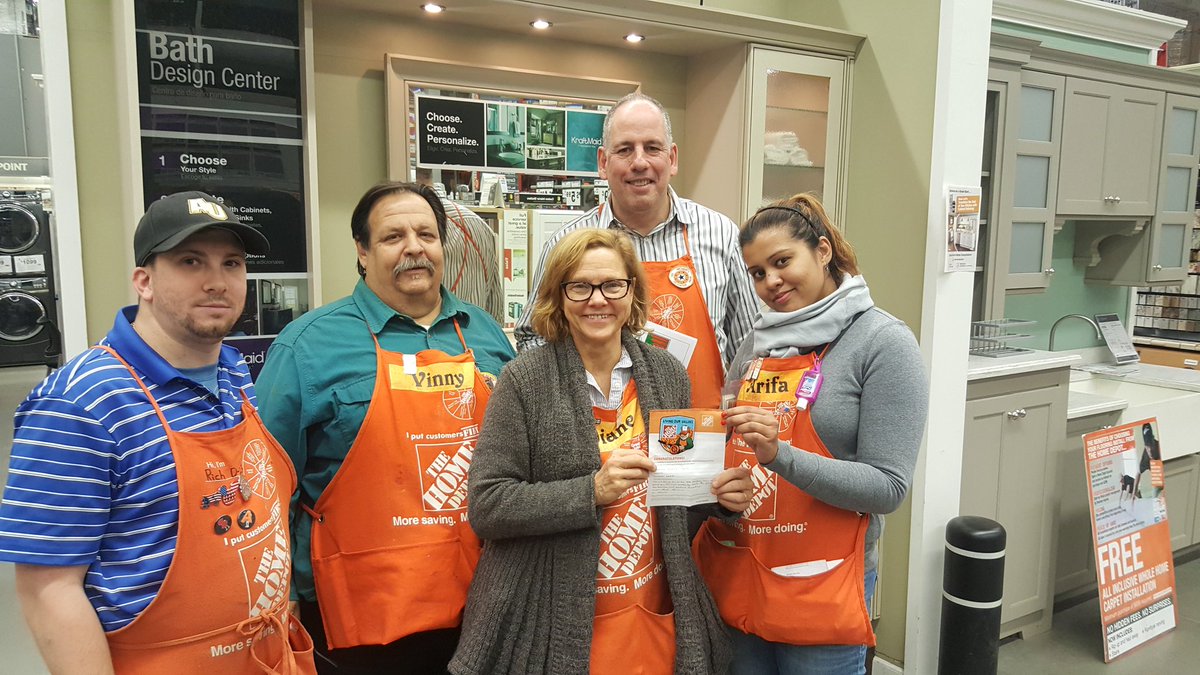 ArifaSHassan's tweet image. awarding our d23 specialist Diane at 1285 for growing our business in both sales and leads, been #1 on the SAR . Awesome job. Keep up the great work.@Donna_Delia @Nathan_H_Huber @HomeDeer