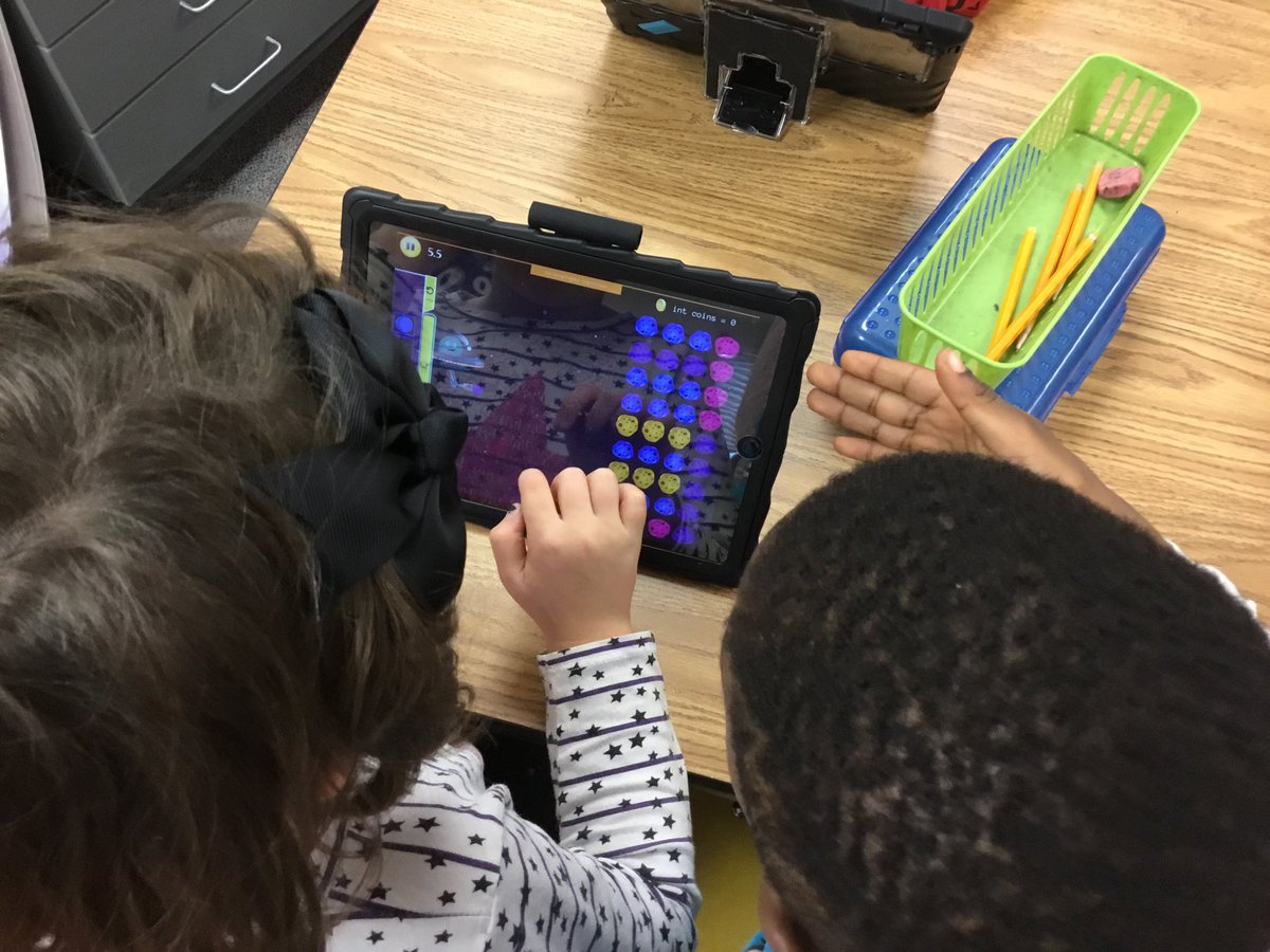 OakridgeConnect's tweet photo. First graders teaching other first graders how to code. We help each other at Oakridge! #APSCodes @APSVirginia #APS_STEM https://t.co/ginLXHNNhQ