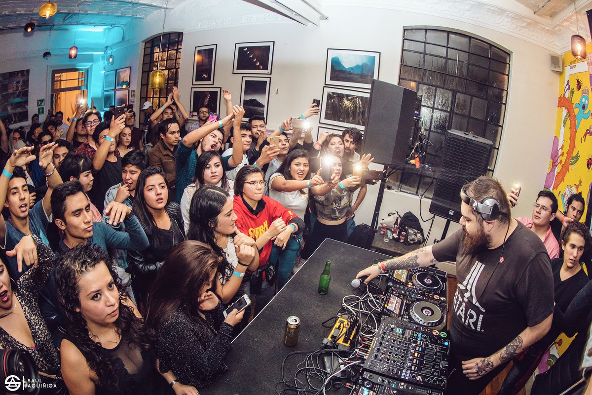 barnaton's tweet photo. De corazón damos las GRACIAS a todos los Barnatoners presentes en nuestra 1ra CASA DEL PERREO. Superamos todas las expectativas por uds. Regresamos en 2019 con más. Ya pueden ver todas las fotos del evento aquí -> https://t.co/Jk6HFIP13r https://t.co/uSuQLpf1ZX