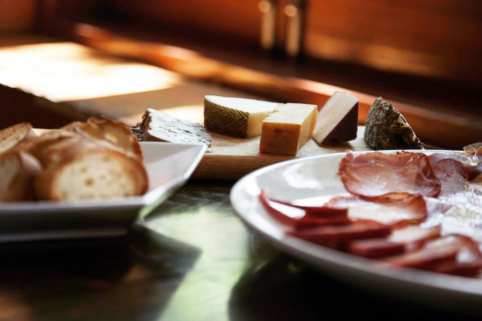We love our meats and cheese. And our $5 Happy Hour of course. See you tonight! 🧀 🥩🍴 #tapastuesday #tapas #tapasbar #meatandcheese #charcuterie #cheeseplate #bar #dinner #afterwork #happyhour #happyhournyc #foodie #drinks #tuesday #midtown #murrayhill #kipsbay #nyc #vinotapa