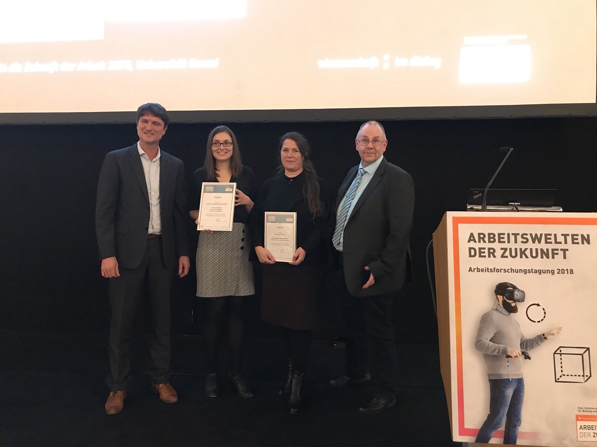 Die Gewinner der Gewinner🏅 beim Hochschulwettbewerb #ArbeitsweltenDerZukunft:  Die „Zukunftsbauer“ der <a href="/FU_Berlin/">Freie Universität</a>, <a href="/thefutureoflab/">thefutureoflabour</a>, das Erzählcafé der <a href="/jlugiessen/">Universität Gießen</a> + der Fotowettbewerb „Zurück in die Zukunft der Arbeit, 2070“ der @presseunikassel 
<a href="/wissimdialog/">Wissenschaft im Dialog</a>