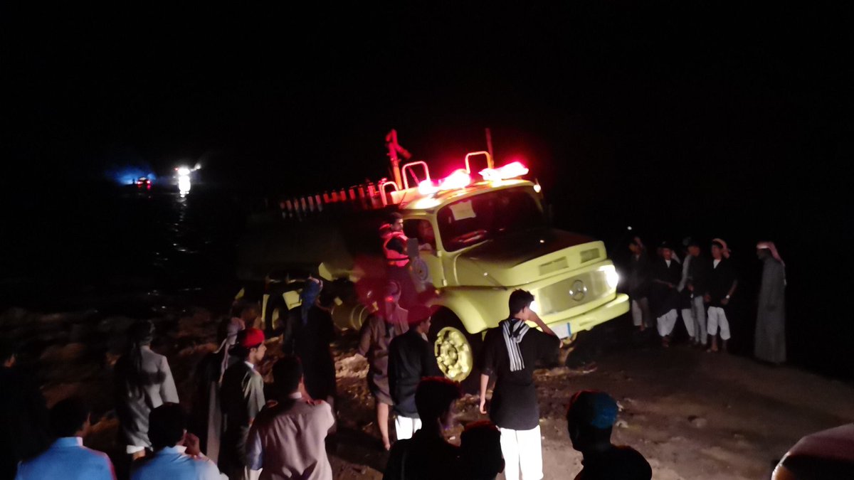 aljmomakhbar's tweet photo. سيول في مدركه شمال الجموم والدفاع المدني ينقذ عدد من المحتجزين جراء السيول هناك والسيل يحتجز عدد من السيارات ويجرف أخرى 
تمكن الدفاع المدني من اخراجها
الصور من الاخ السلطان العاشر https://t.co/D5Z5KQdGc1