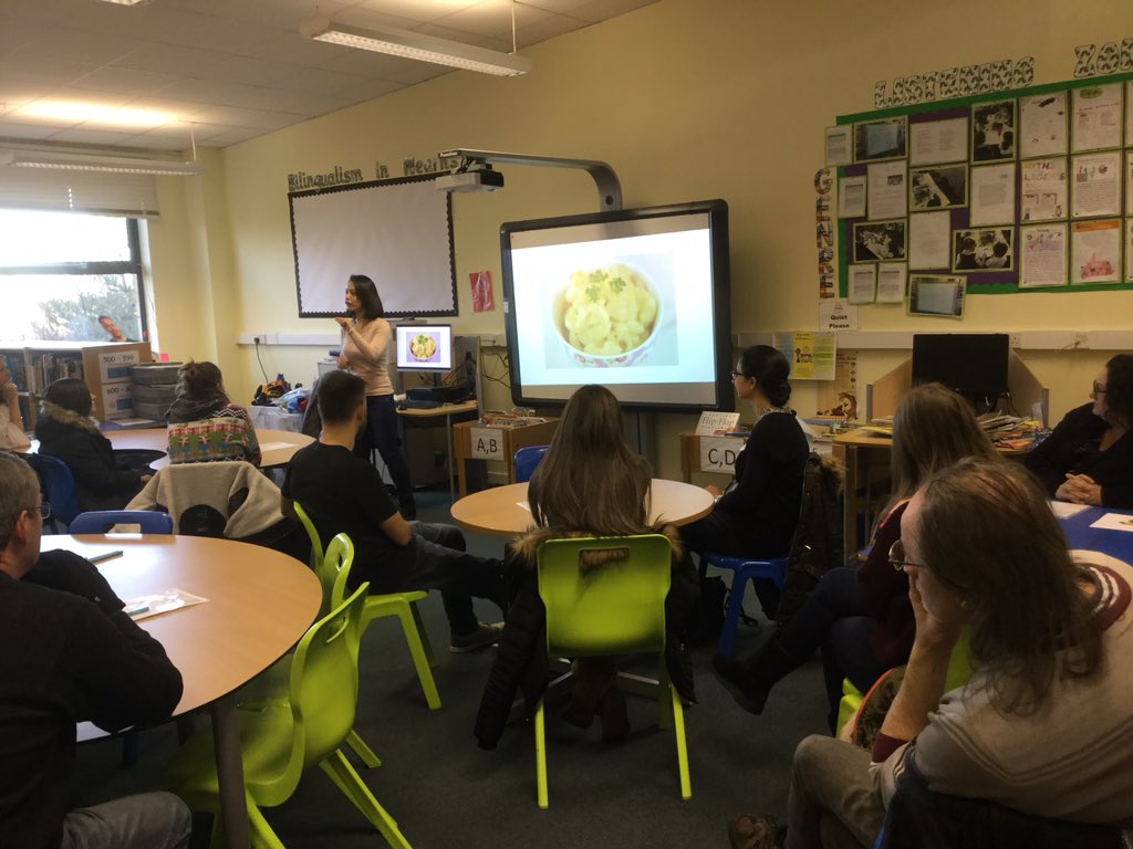Mearns_Primary's tweet photo. A fascinating talk on nutrition from Hailey @YourHealthAngel at our Treehouse Family Learning Project this afternoon. Loads of practical tips on promoting healthy eating with kids. 🌽🍓🍇🥕 https://t.co/GcLklMceV4