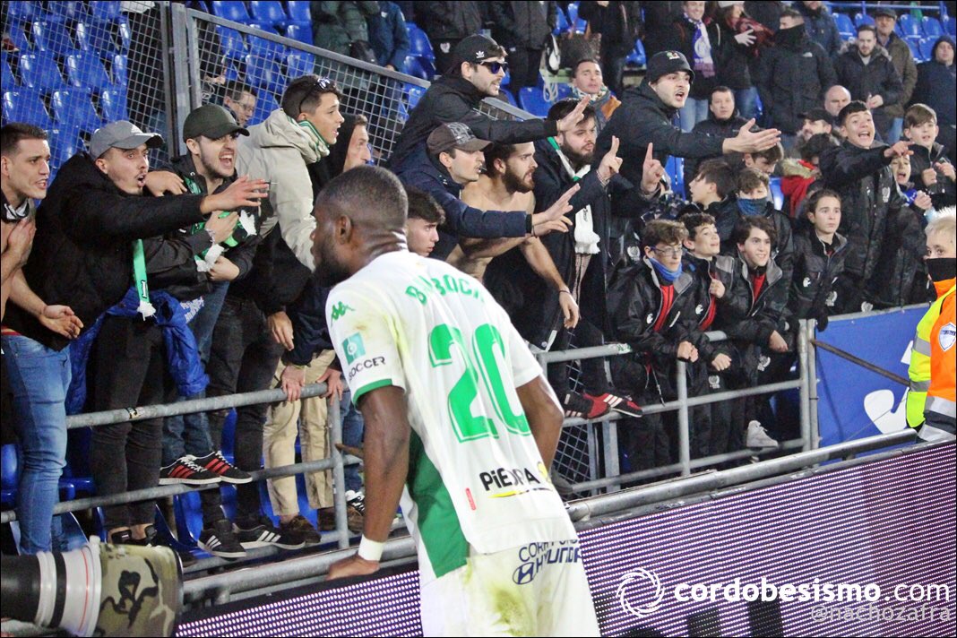 nachozafra's tweet photo. ▶️ Al final del partido, los jugadores del @Cordobacfsad se acercaron a la grada cordobesista para dar la cara y aguantaron los reproches de los aficionados.
#GetafeCCF #CórdobaCF https://t.co/BULEv9O2g8