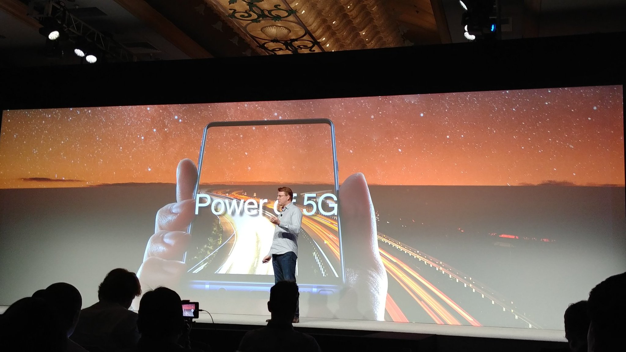 Samsung's SVP of Mobile Product Strategy and Marketing, Justin Denison, was on stage to also share Qualcomm’s vision of 5G and they will be working together to bring about the first 5G smartphone in early 2019.