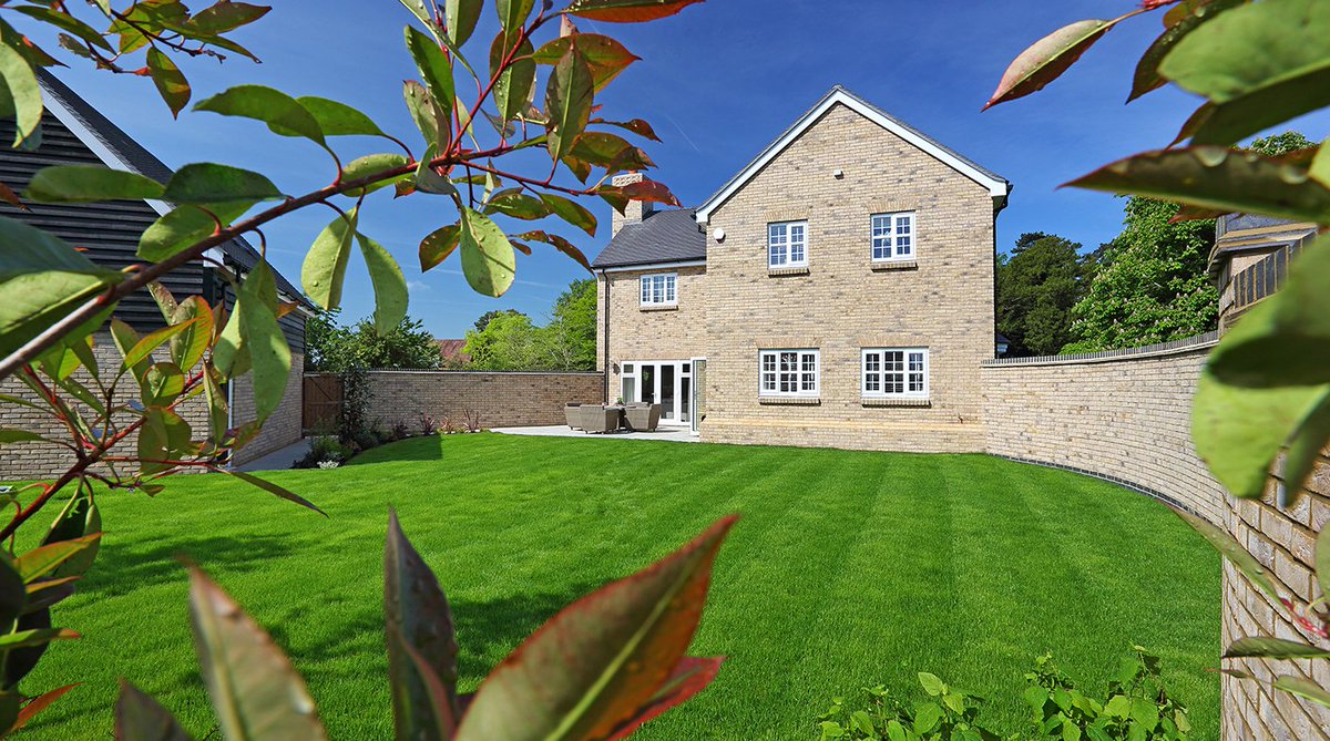 VBHello's tweet photo. Our stunning homes at Raven's Forge in Stone, Bucks, give you the chance to live a modern lifestyle in a traditional countryside setting and with Aylesbury only a 9 minute drive away you don't have to compromise on location.  
Find out more here: https://t.co/5jOEU0blvZ https://t.co/DPgDWw1E3M