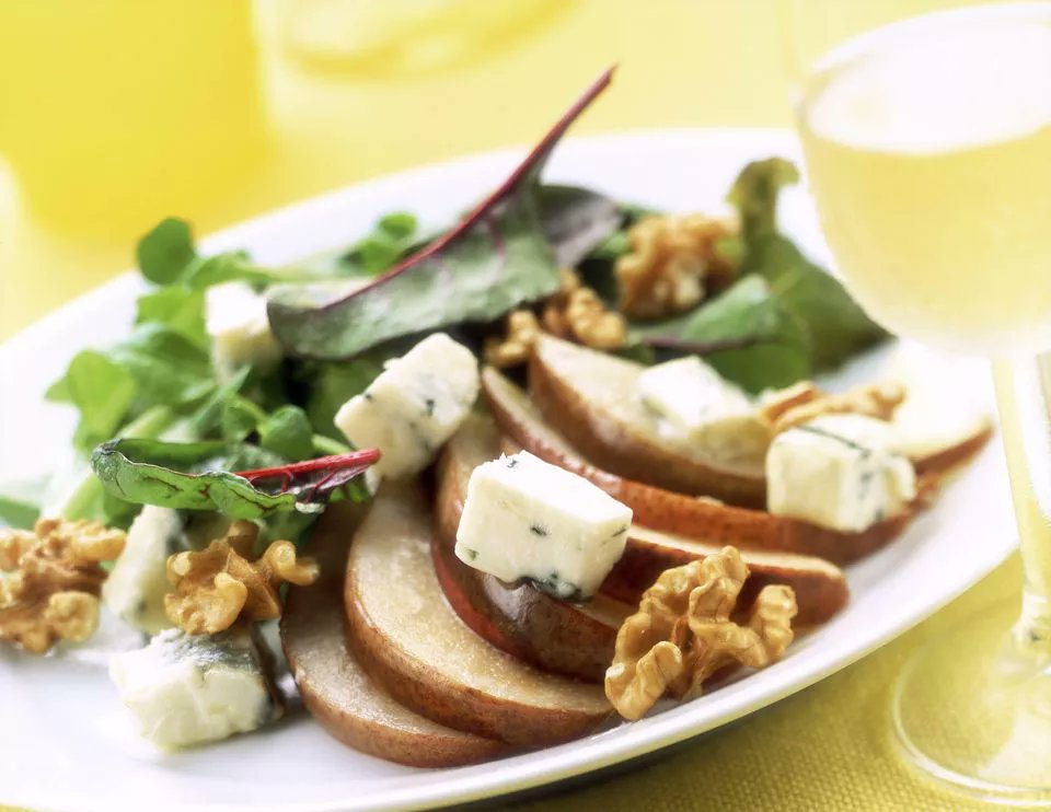 SweetSoHomes's tweet photo. Looking for a sweeter Thanksgiving salad? This beet and #pear salad has you covered. #healthyrecipes  https://t.co/4i1cycC6Ei https://t.co/F2K3Li8xp4