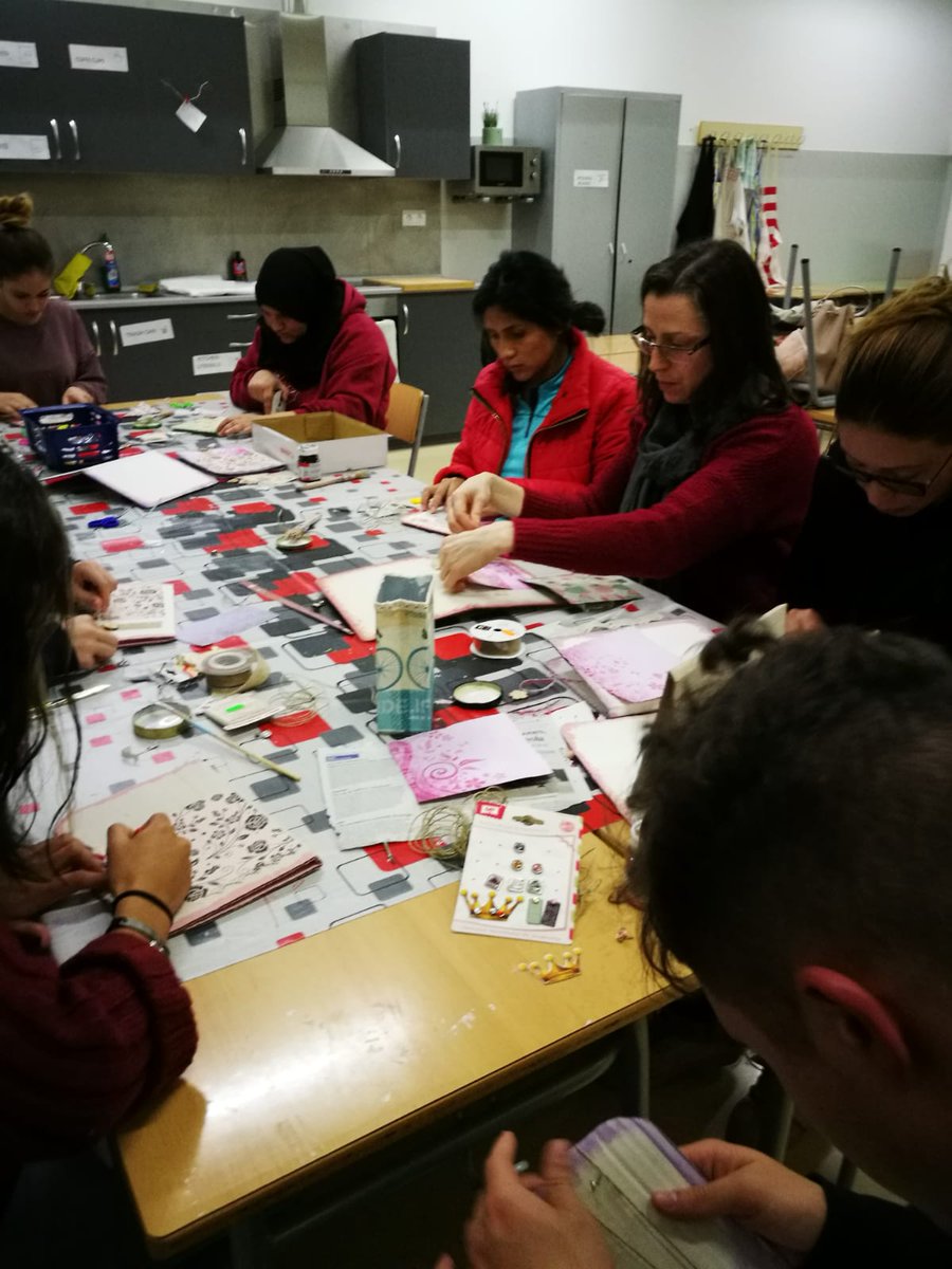 ins_tremp's tweet photo. Al cicle formatiu d'Atenció a la Dependència fem tallers per treballar l'oci i temps de lleure en els usuaris amb dependència. Ens ho hem passat molt bé fent aquestes targetes decoratives! #découpage #INSTremp #aprenemfent https://t.co/yJIGXAXPiv
