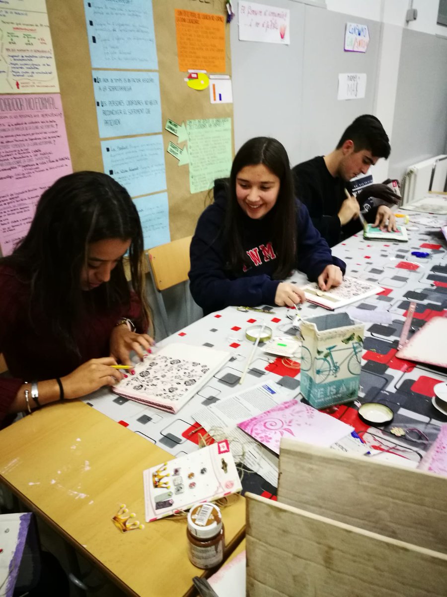 ins_tremp's tweet photo. Al cicle formatiu d'Atenció a la Dependència fem tallers per treballar l'oci i temps de lleure en els usuaris amb dependència. Ens ho hem passat molt bé fent aquestes targetes decoratives! #découpage #INSTremp #aprenemfent https://t.co/yJIGXAXPiv