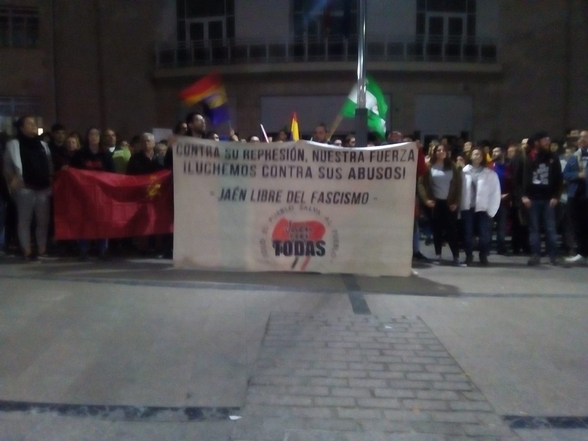 jaenparatodas's tweet photo. #Jaén| Esta tarde hemos demostrado nuevamente que el #antifascismo está más presente que nunca.

ESTA ES NUESTRA JAÉN ANTIFASCISTA.

Frente a su #Racismo, #Machismo y #Lgtbifobia nuestra organización.

#NiUnPasoAtrás https://t.co/XbSMCZbzP3