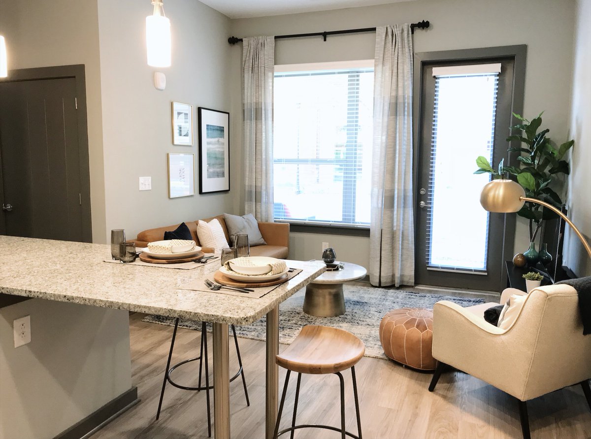 Make Sola Station your home for the holidays! We've got lots of availability to help you find the perfect apartment home!!! Come and see us - we are open until 6pm 😍
#LifeAtSola #SolaStationSC #columbia #downtownliving #studio