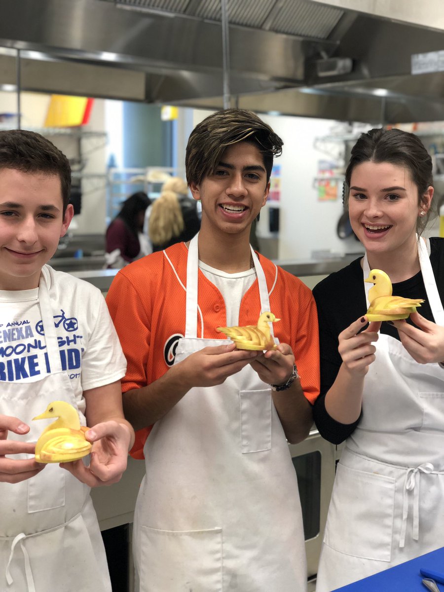 ShelbyMuha26's tweet photo. Final swans! Healthy snacks and beautiful garnishes, win win! #owlpower #culinaryessentials1 👩🏻‍🍳👨🏻‍🍳 https://t.co/kVhG4BlsYI