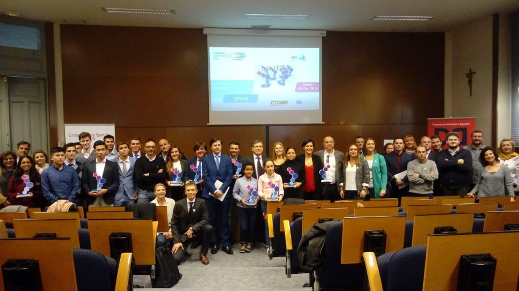 AndreuRDemidoff's tweet photo. #ESSD2018 ceremony with @ISCA_tweet @mdsz_hssf @EuSport @educacondeporte ... @efesalud @telemadrid @BGBEACTIVE @espanasemueve https://t.co/woFzJmqfKg