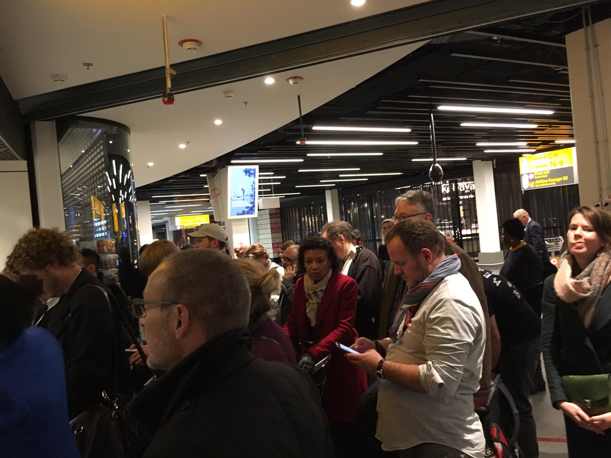 #schipol airport not enough border control so they’ve closed the gate. Stuck airside with many others!!
