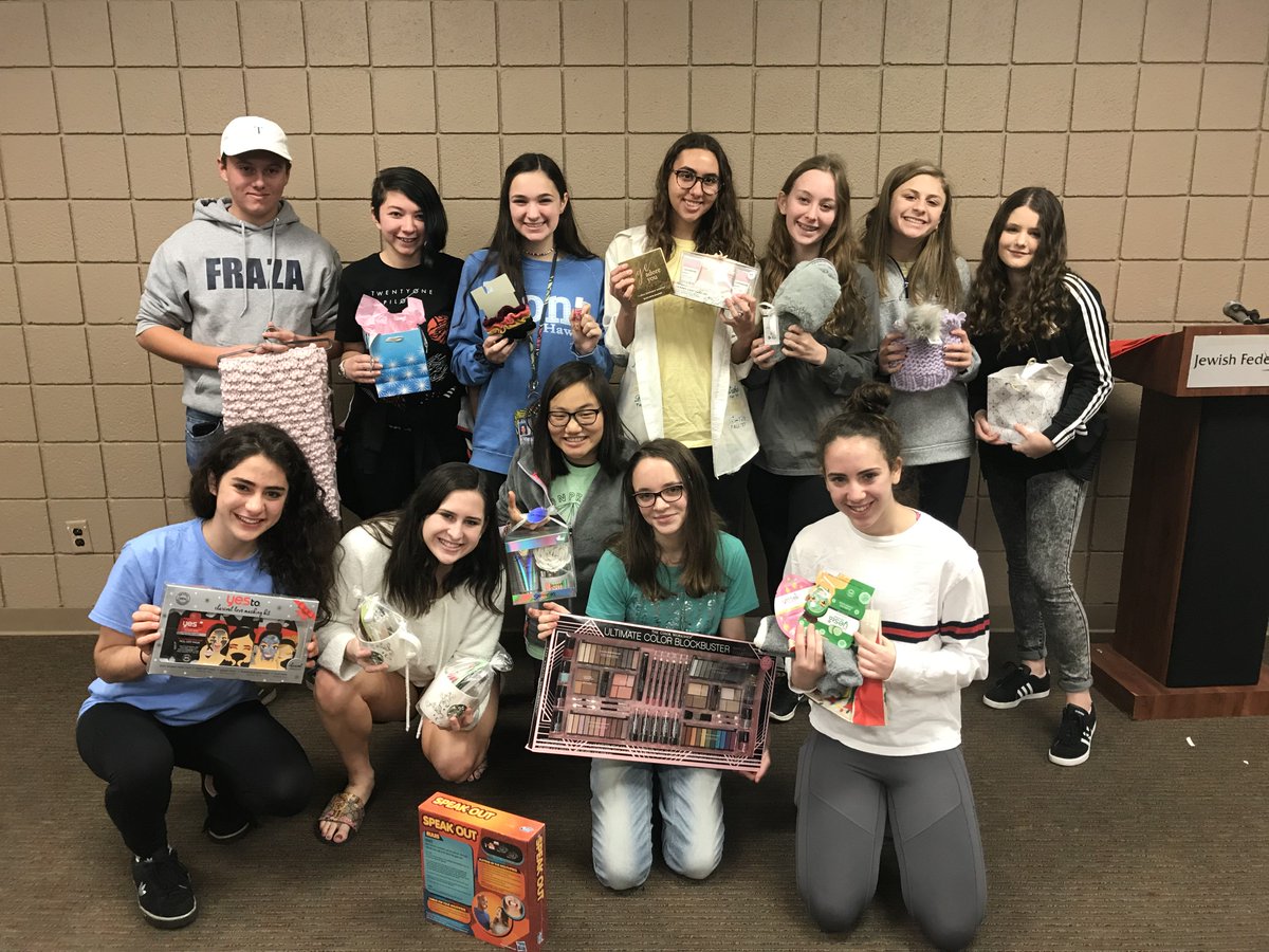 TulsaWIR's tweet photo. The high school youth group from Congregation B'nai Emunah B'rith, the oldest Jewish service organization in the world, support Women in Recovery teens with holiday gifts for the children of WIR graduates. Thank you for your generosity this holiday season! #gkff #fcsok https://t.co/MGDdoiisGx