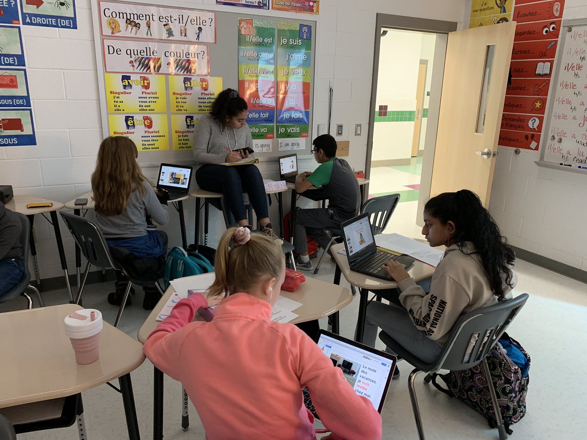 MmeJLOchoa's tweet photo. The way we work: Semi-Deskless - when it’s time to write: “Tournez les chaises et soyez confortable!!” Turn your chairs &amp; get comfortable! #deskfree #flexibleseating #wmstweets18 #comprehensibleinput #lcpstweets18 #langchat https://t.co/IwAjDcQrJh